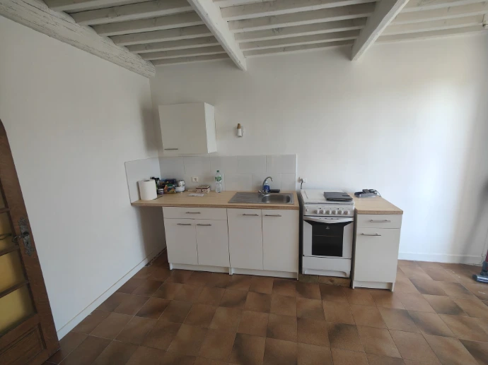 Cuisine linéaire à Lézan dans le Gard avant rénovation